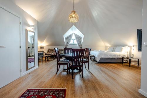 a bedroom with a bed and a table and chairs at BeGuest Estoril Guesthouse in Estoril