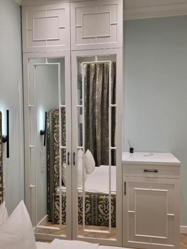 a room with a mirrored closet with a bed in it at Njala Residence in Stantsiya Tekeli