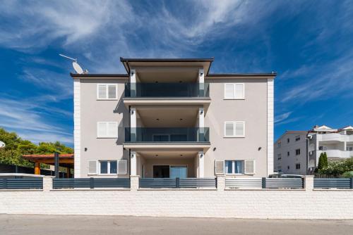 Modern Apartment with Private Jacuzzi Mikis