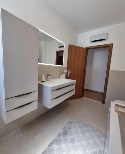 Modern Apartment with Private Jacuzzi Mikis