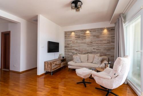 Modern Apartment with Private Jacuzzi Mikis
