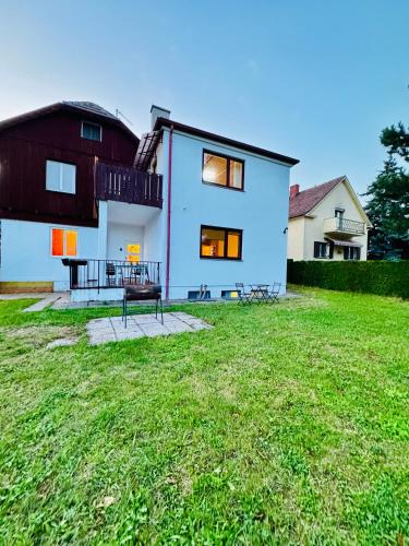 Comfortable 7BR Apartment with Garden Access