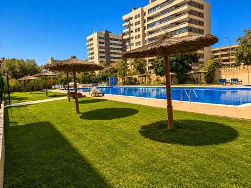 Spacious 2BR Pool Parking Near the Beach
