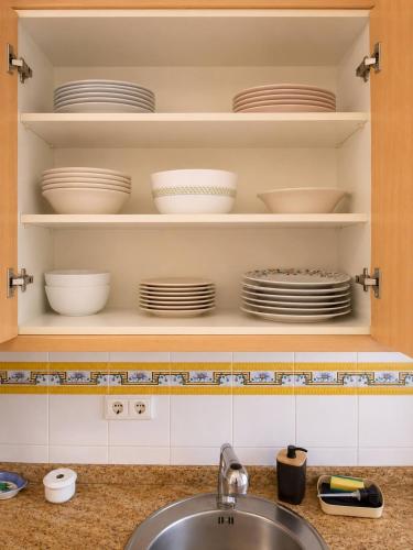 Spacious 2BR Pool Parking Near the Beach