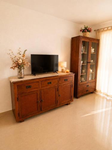 Spacious 2BR Pool Parking Near the Beach