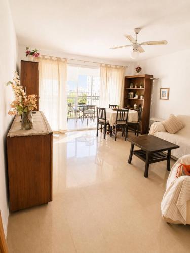 Spacious 2BR Pool Parking Near the Beach