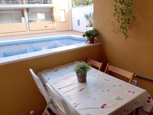 a table and chairs next to a swimming pool at Pescadors in Les Cases d'Alcanar