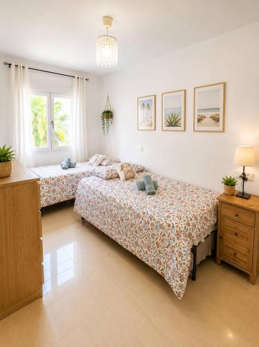 Spacious 2BR Pool Parking Near the Beach