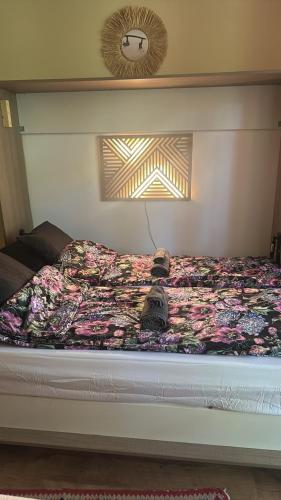 a bed with a quilt on it in a bedroom at Casa Siesta apartman in Makó