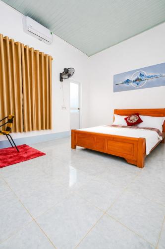 a bedroom with a bed and a red rug at Linh Chi Hotel in Mù Cang Chải