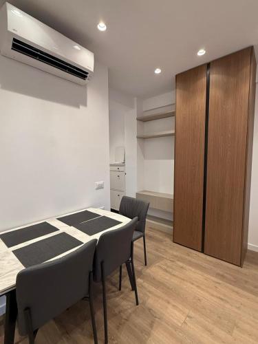 a room with a table and chairs and a closet at Riviera Central Escape in Sarandë