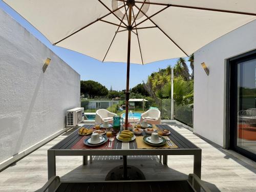 Vilamoura Browns Villa With Pool by Homing