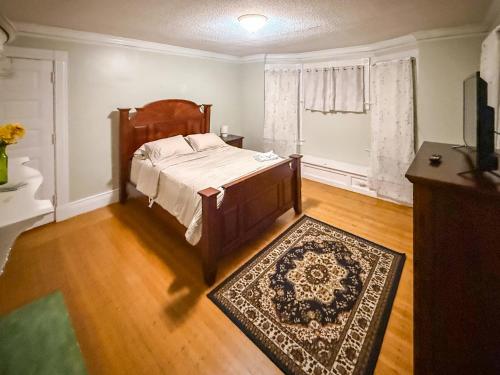 a bedroom with a bed and a rug at YLD Rooms - Shared Bathrooms & Spaces in Springfield