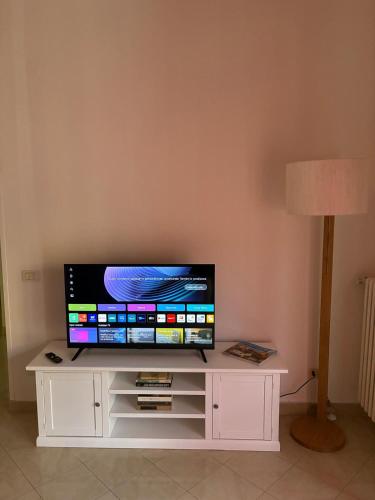 Modern Workspace Apt - Lift, AC & Local Vibes