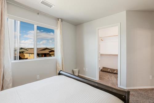 a bedroom with a bed and a window at Grand Canyon Getaway Near Snowbowl Flagstaff Sedona Family-Friendly Sleeps 14 in Bellemont