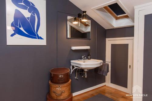 a bathroom with a sink and a mirror at La VILLA du Reims - Mon Gîte Facile in Colmar
