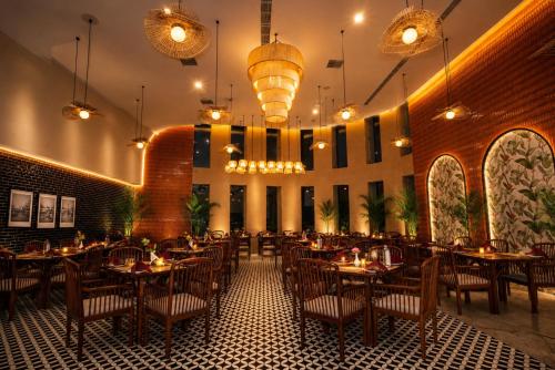 a restaurant with tables and chairs in a room at Ananta Express Jaunpur in Jaunpur