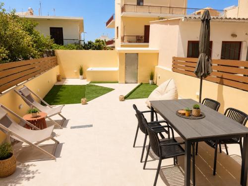 Bright apartment with court yard and swimming pool
