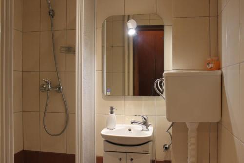 Kylpyhuone majoituspaikassa Noctis Apartment Nowogrodzka