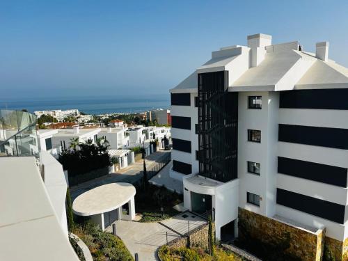 Brand New XL Terrace 2 Bedrooms 2 Bathrooms Pool Parking