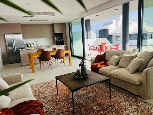 Brand New XL Terrace 2 Bedrooms 2 Bathrooms Pool Parking