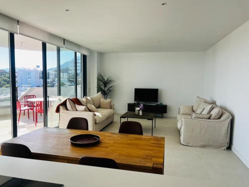 Brand New XL Terrace 2 Bedrooms 2 Bathrooms Pool Parking