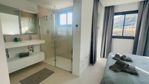Brand New XL Terrace 2 Bedrooms 2 Bathrooms Pool Parking