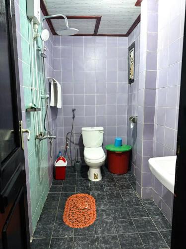 a bathroom with a toilet and a sink at Immeuble paco in Douala