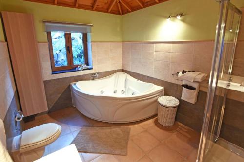 a large bath tub in a bathroom with a toilet at Casa Vista Mar in Tijarafe