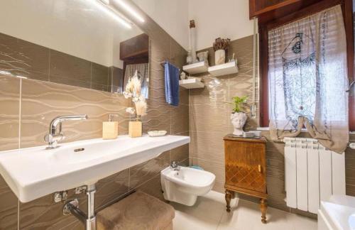 a bathroom with a sink and a toilet at Casa Luce in Milazzo