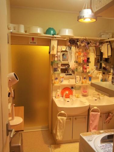 a small kitchen with two sinks and a mirror at Tokyo8home Hachioji 東京民宿 八王子之家 in Hachioji