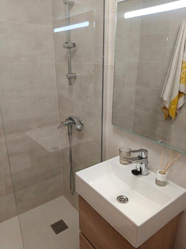 ein Badezimmer mit Waschbecken und Dusche in der Unterkunft Ikenga in Castellón de la Plana