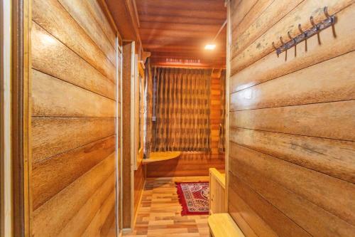 a sauna with wood paneling and a wooden wall at Lilly's Valley Resort in Kodaikānāl