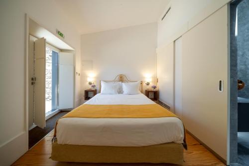 a bedroom with a large bed in a room at Morgadio da Calcada Douro Wine&Tourism in Pinhão