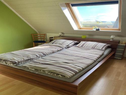 a bed in a room with a window at Ferienwohnung Sonnenschein mit Balkon in Lage