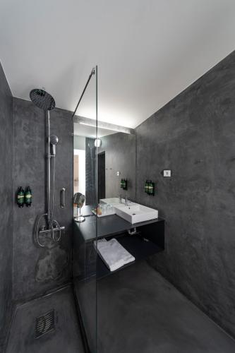 a bathroom with a sink and a shower at Morgadio da Calcada Douro Wine&Tourism in Pinhão
