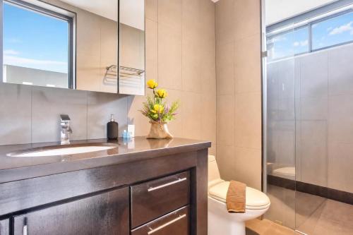 a bathroom with a sink and a toilet at Pool Villa Pattaya Jomtien Beach - Palm Oasis C4 in Jomtien Beach