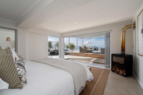 ein Schlafzimmer mit Bett und Meerblick in der Unterkunft Eleven in Plettenberg Bay