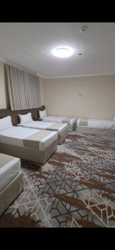 a large room with couches and a carpet at فندق روشن كدي in Al Masfalah