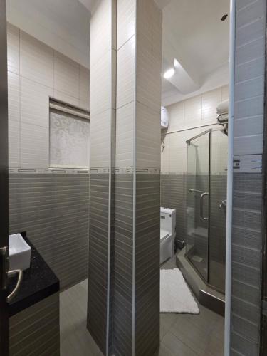 a bathroom with a shower and a sink and a toilet at Paramount Boutique Hotel in Entebbe