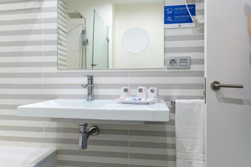 a bathroom with a white sink and a mirror at Alda Altiana in Ourense