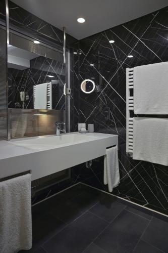 ein Badezimmer mit einem weißen Waschbecken und einem Spiegel in der Unterkunft Denizatı Plus Hotel in Istanbul