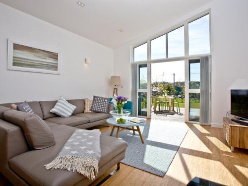 a living room with a couch and a table at Una Argentum 61 in Carbis Bay