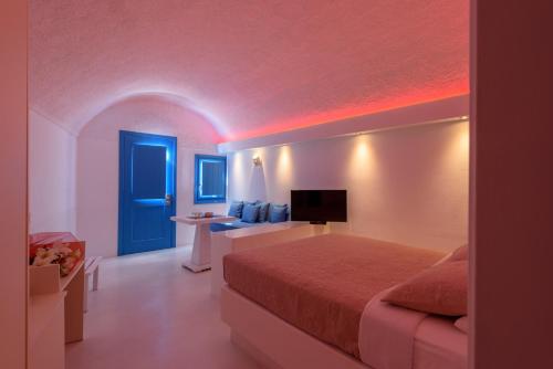 Кровать или кровати в номере Abyssanto Suites and Spa
