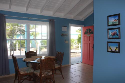 TV a/nebo společenská místnost v ubytování Hideaways Exuma