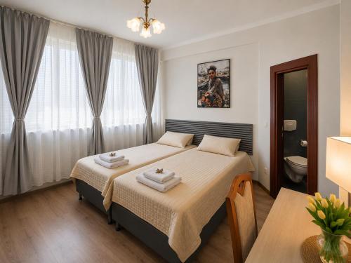 ein Schlafzimmer mit einem Bett, auf dem zwei Handtücher liegen in der Unterkunft Hotel M in Nürnberg