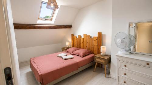 a bedroom with a bed and a dresser and a mirror at Gîte du Noyer in Villexanton