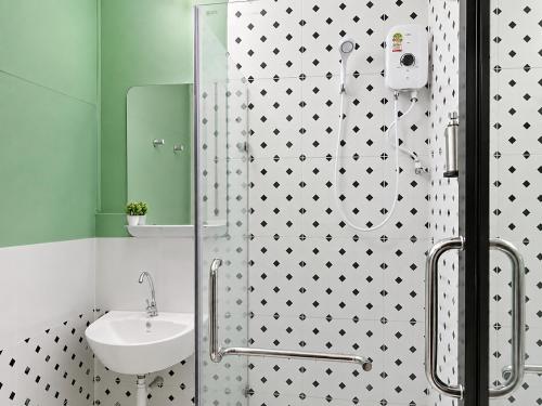 a bathroom with a sink and a shower at Smith & Appy Backpackers Hostel in Nathon Bay