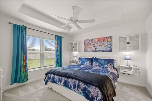 a bedroom with a bed and a ceiling fan at Spacious 3BR - Sleeps 7 - King Bed - Lanai in Okahumpka