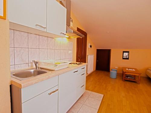 Kuchyň nebo kuchyňský kout v ubytování Apartments Denis 19